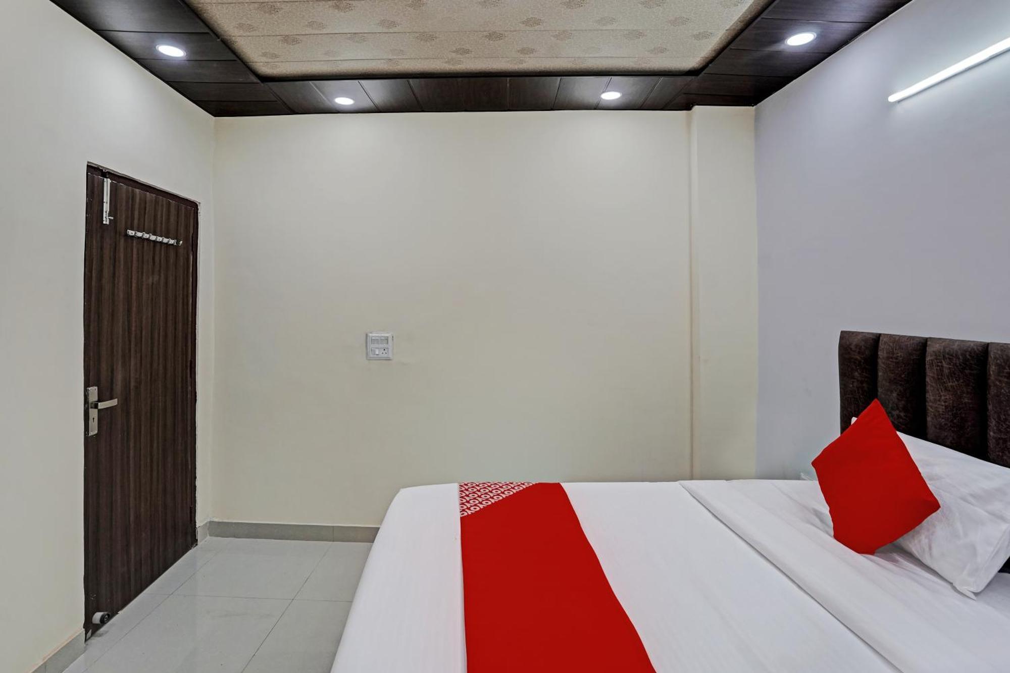 Oyo Flagship Evergreen Tower Hotel Ghaziabad Exterior photo