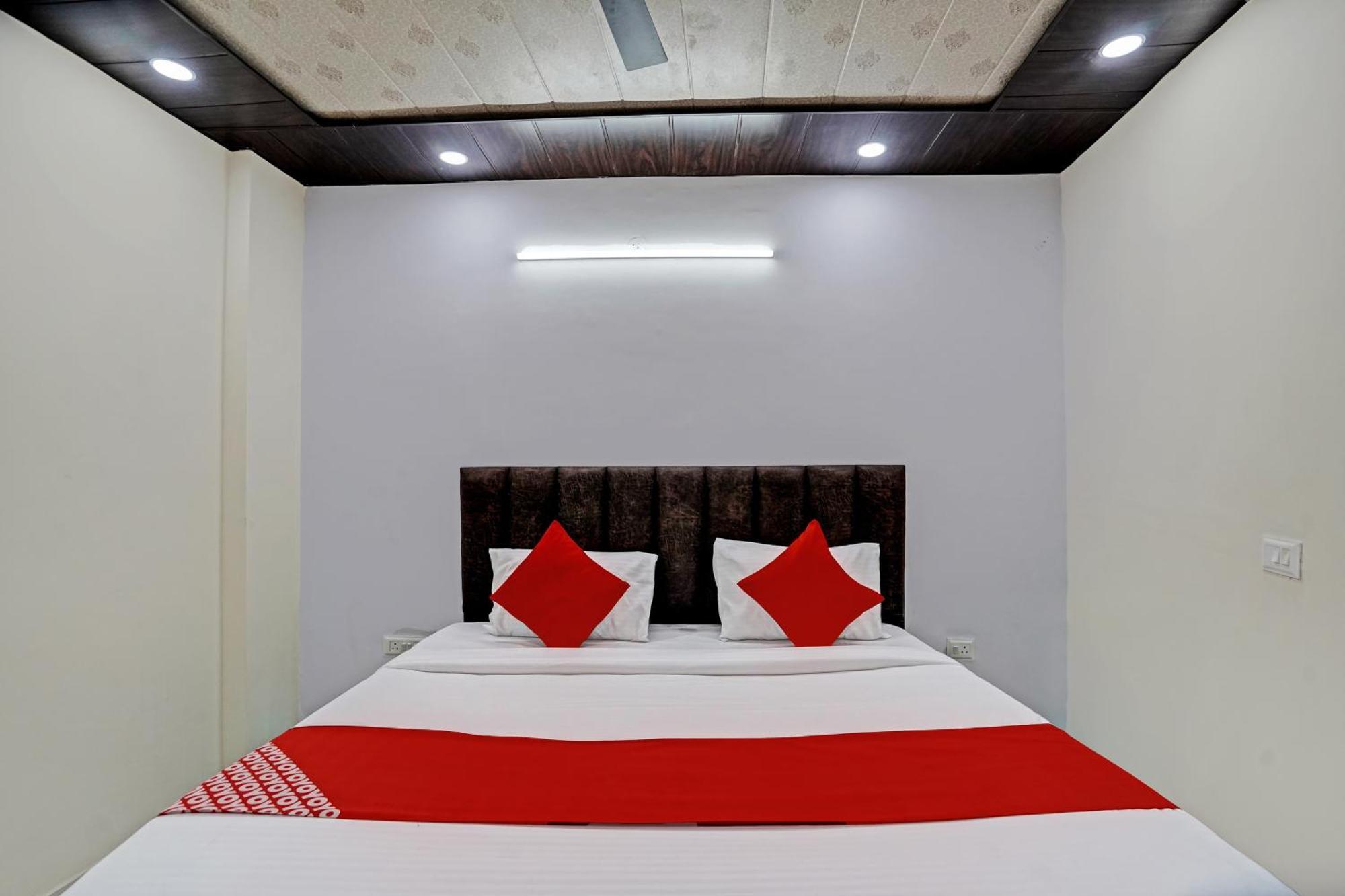 Oyo Flagship Evergreen Tower Hotel Ghaziabad Exterior photo