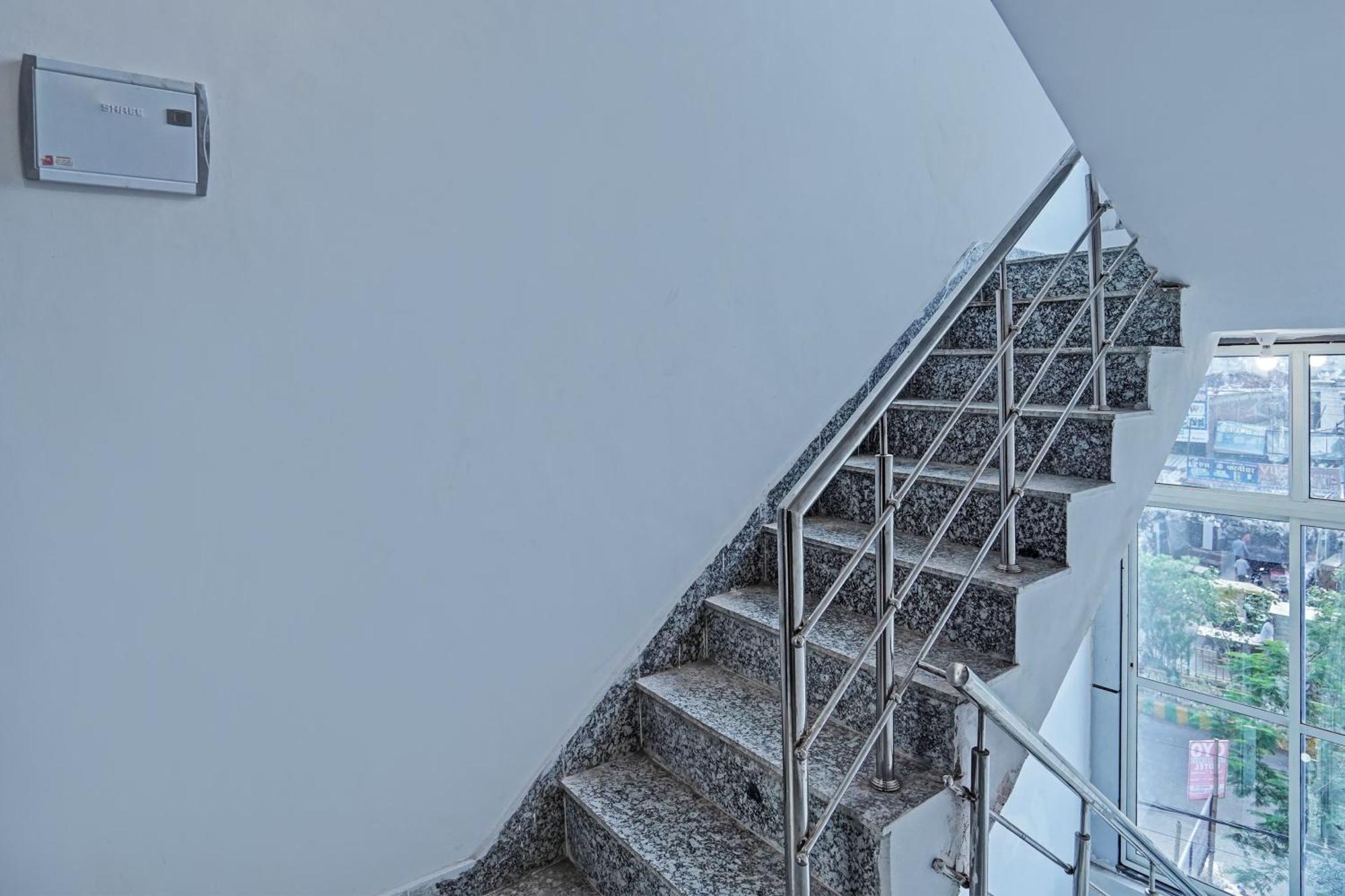 Oyo Flagship Evergreen Tower Hotel Ghaziabad Exterior photo